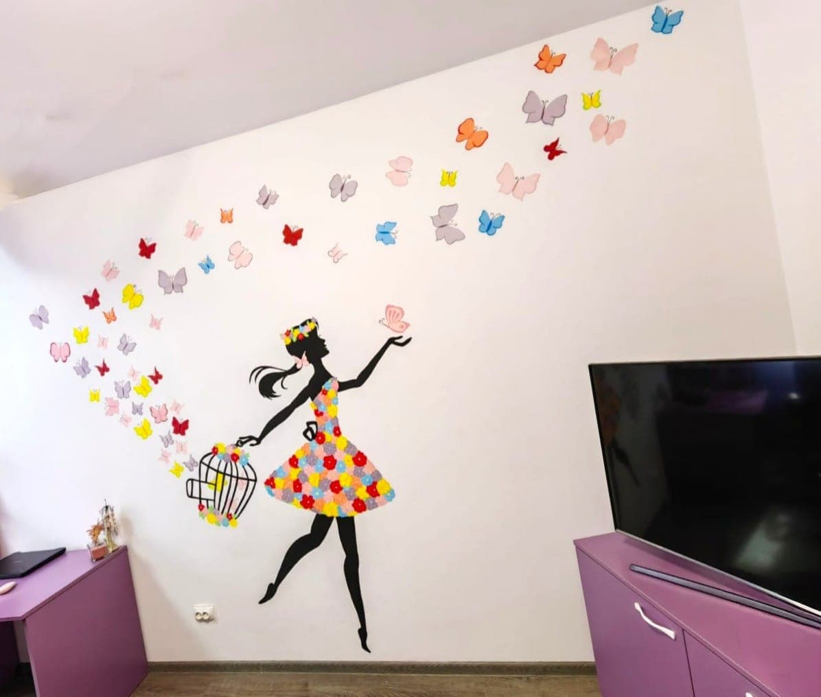 Pictură murală cu flori și fluturi pentru camera copilului: prințesă cu rochie din flori elibereaza o multime de fluturi colorați. Lucrare realizată de ARTRA Paintings