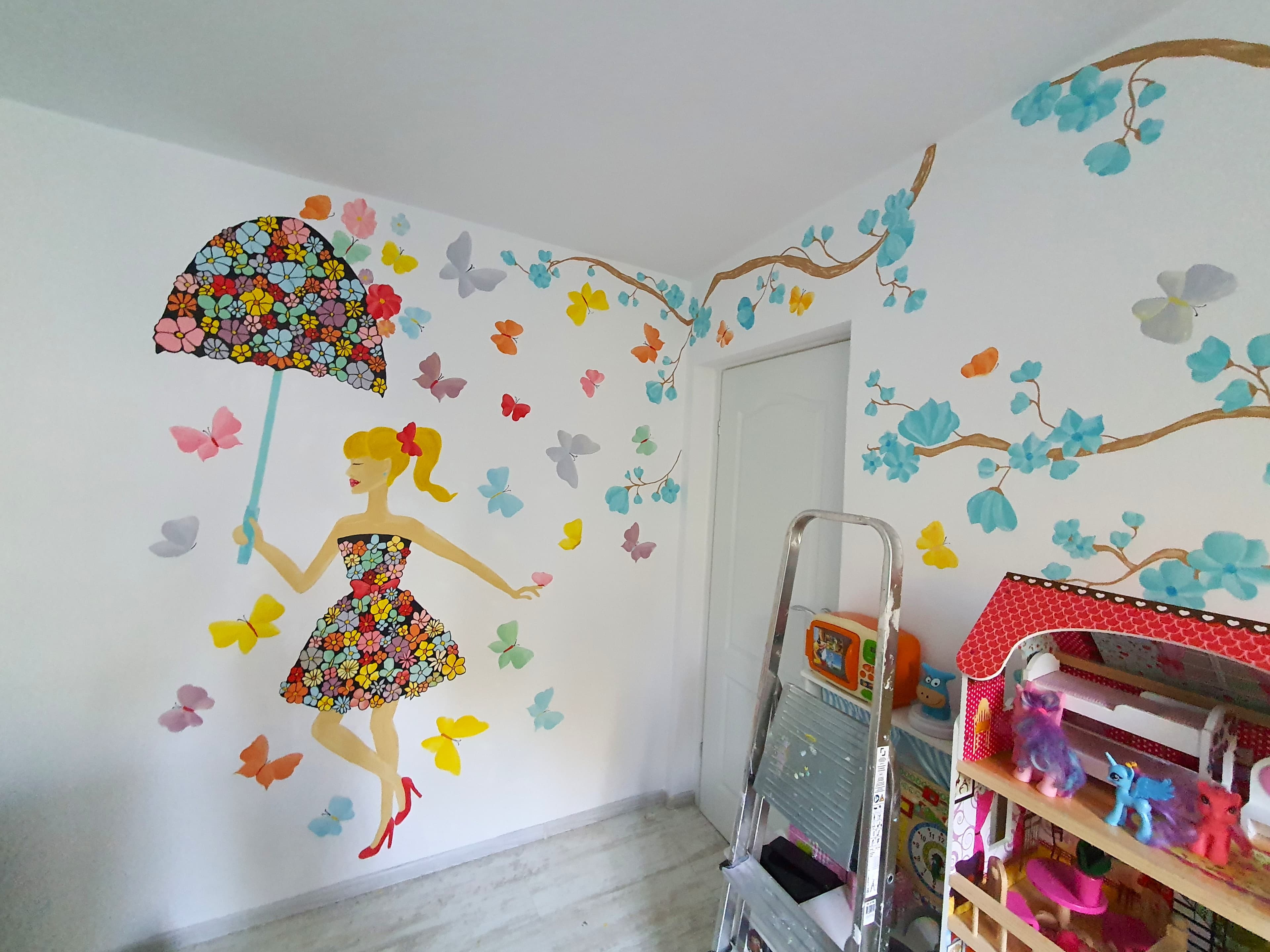 Pictură murală cu prințesă pentru camera unei fetițe: prințesă cu rochie și umbrela de flori și fluturi colorați. Lucrare realizată de ARTRA Paintings