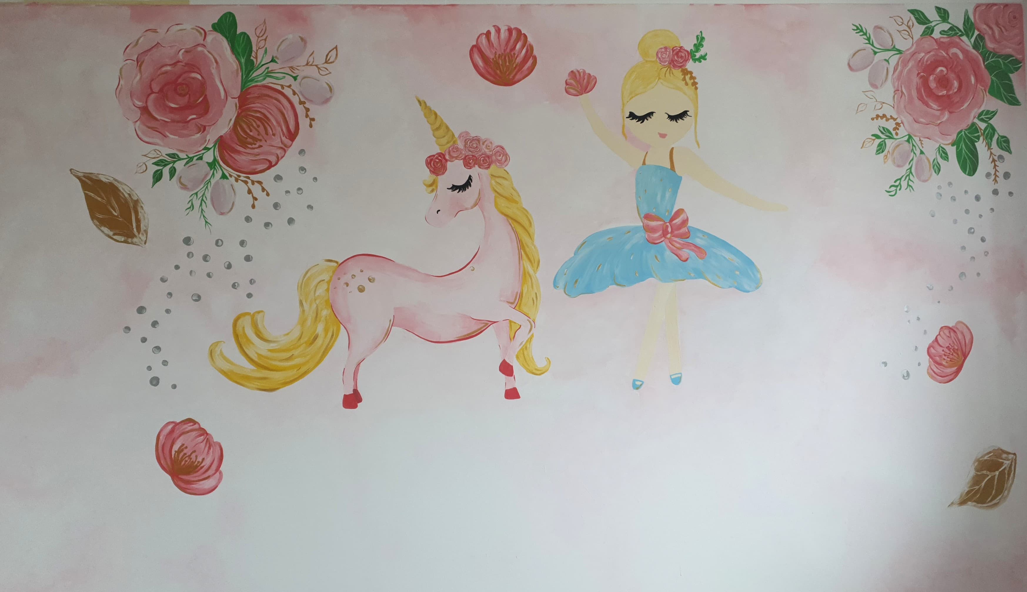 Pictură murală cu prințesă și unicorn pentru camera copilului: prințesă cu unicorn și trandafir în tonuri de roz. Lucrare realizată de ARTRA Paintings
