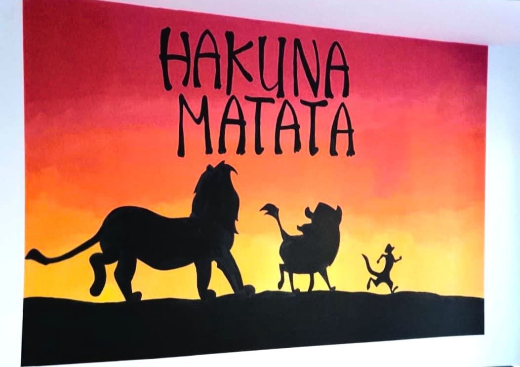 Pictură murală pentru dormitor tematic: scenă de savană africană pictată pe perete în dormitor la apus. Lucrare realizată de ARTRA Paintings
