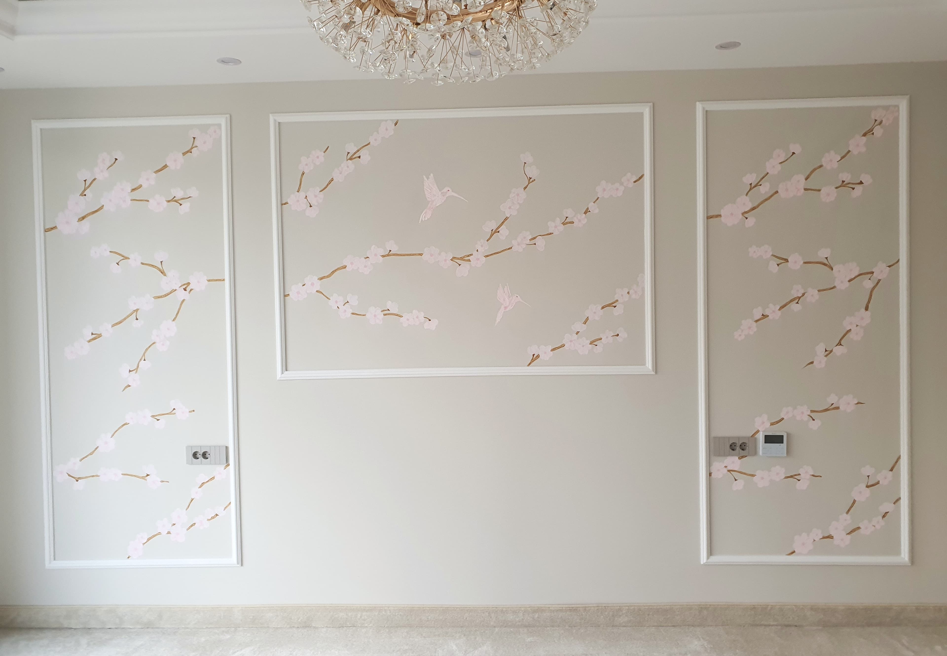 Pictură murală cu flori de cireș pentru living: flori de cireș pictate perete și înrămate vedere de ansamblu. Lucrare realizată de ARTRA Paintings