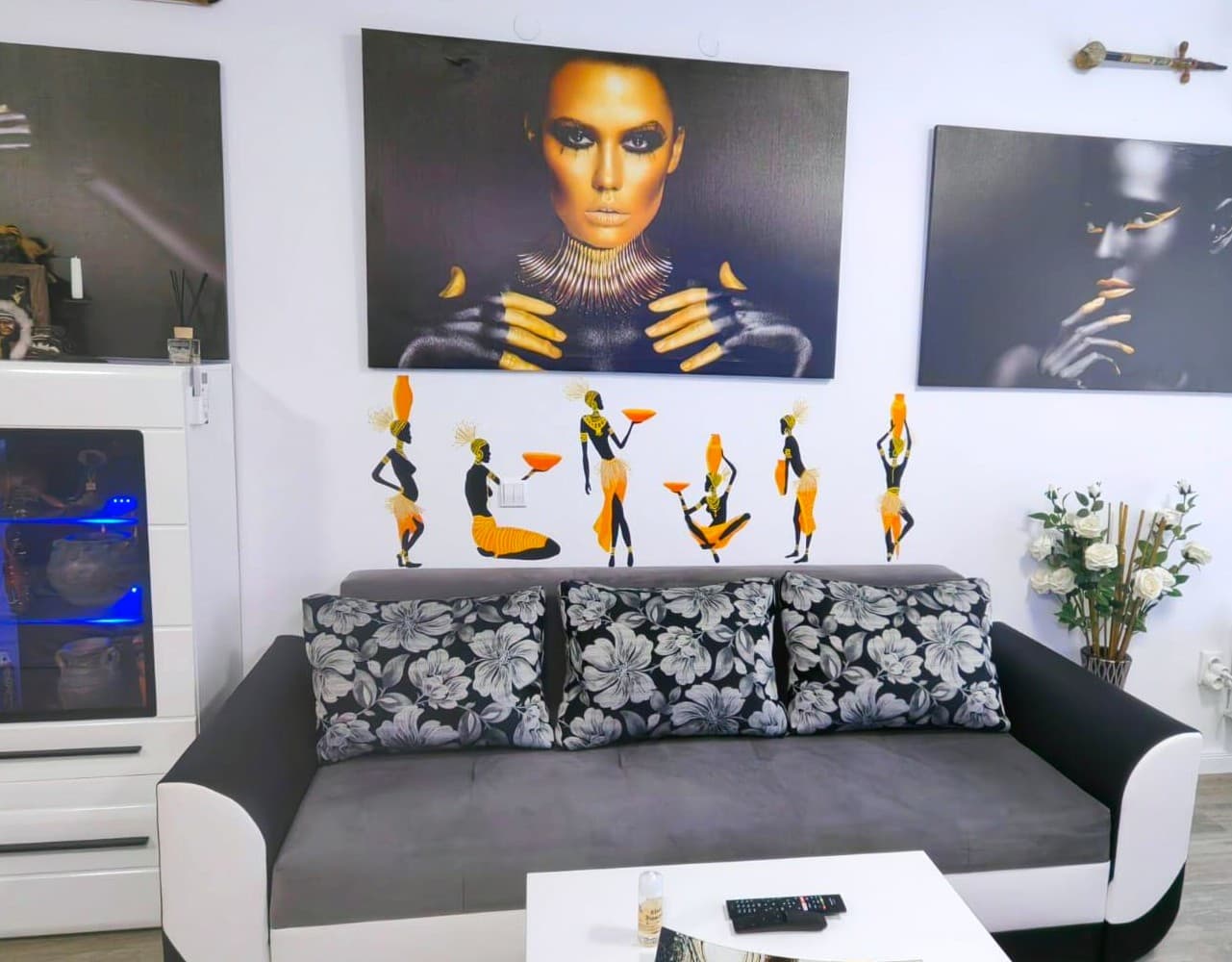 Pictură murală cu temă africană pentru living: pictură pe perete living cu siluete africane vedere în ansamblu. Lucrare realizată de ARTRA Paintings