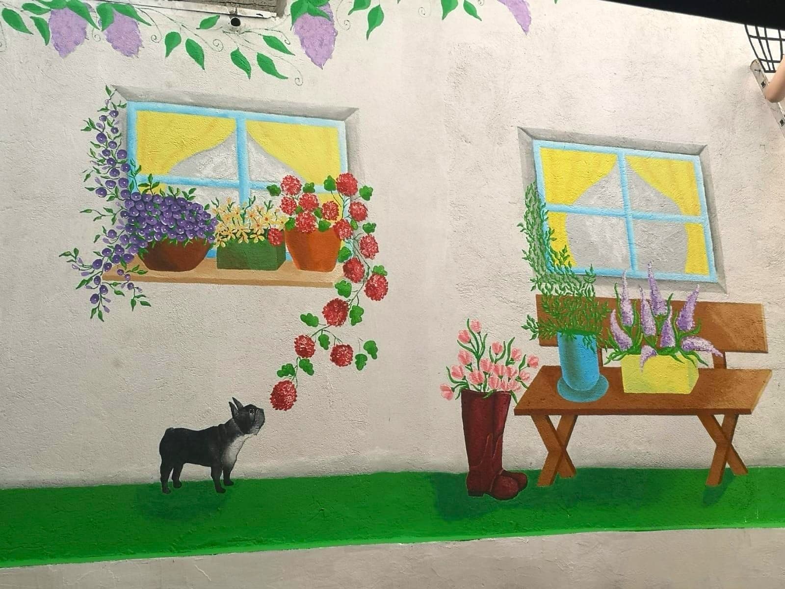 Pictură murală cu grădină pentru locuință și curte: curte interioara pictată cu cățel bancuta și geamuri cu flori în ghiveci. Lucrare realizată de ARTRA Paintings