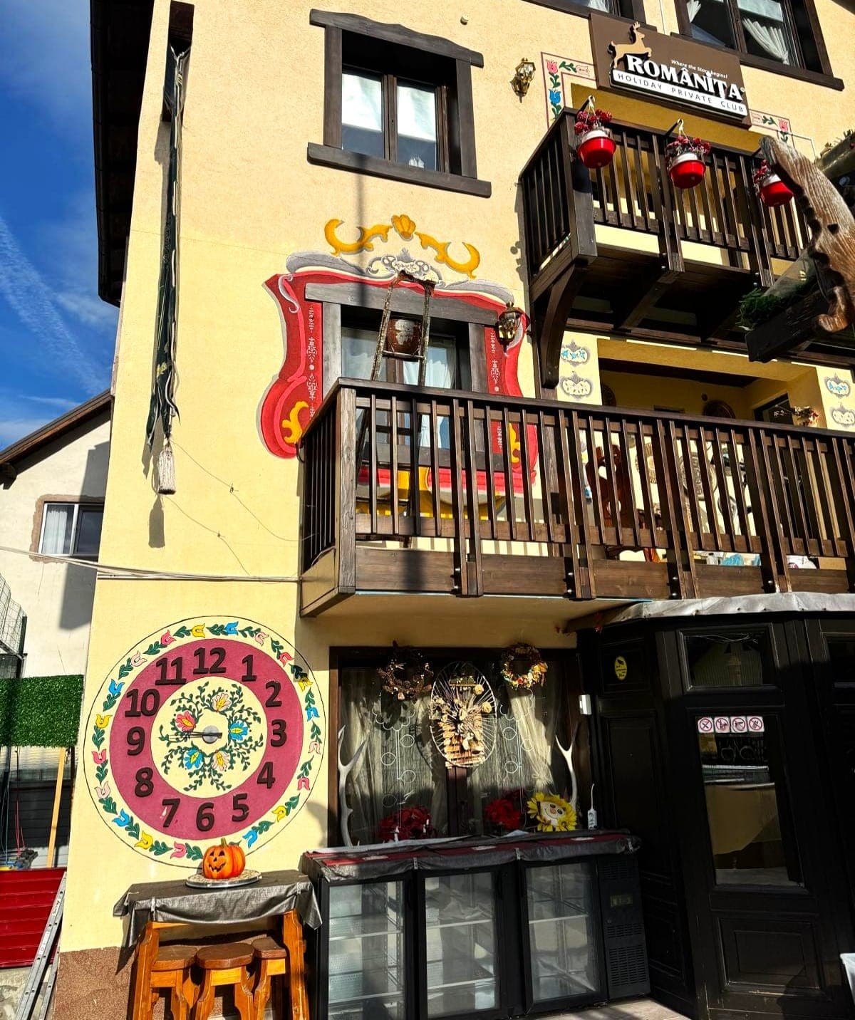 Pictură murală cu motive românești pentru pensiune: picturi pe fațadă vedere din strada. Lucrare realizată de ARTRA Paintings